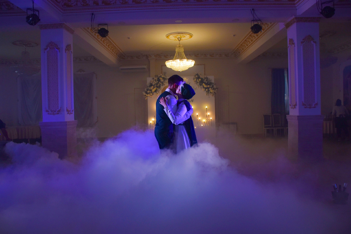 Ну какой же техник молодец! И свет и спецэффекты!