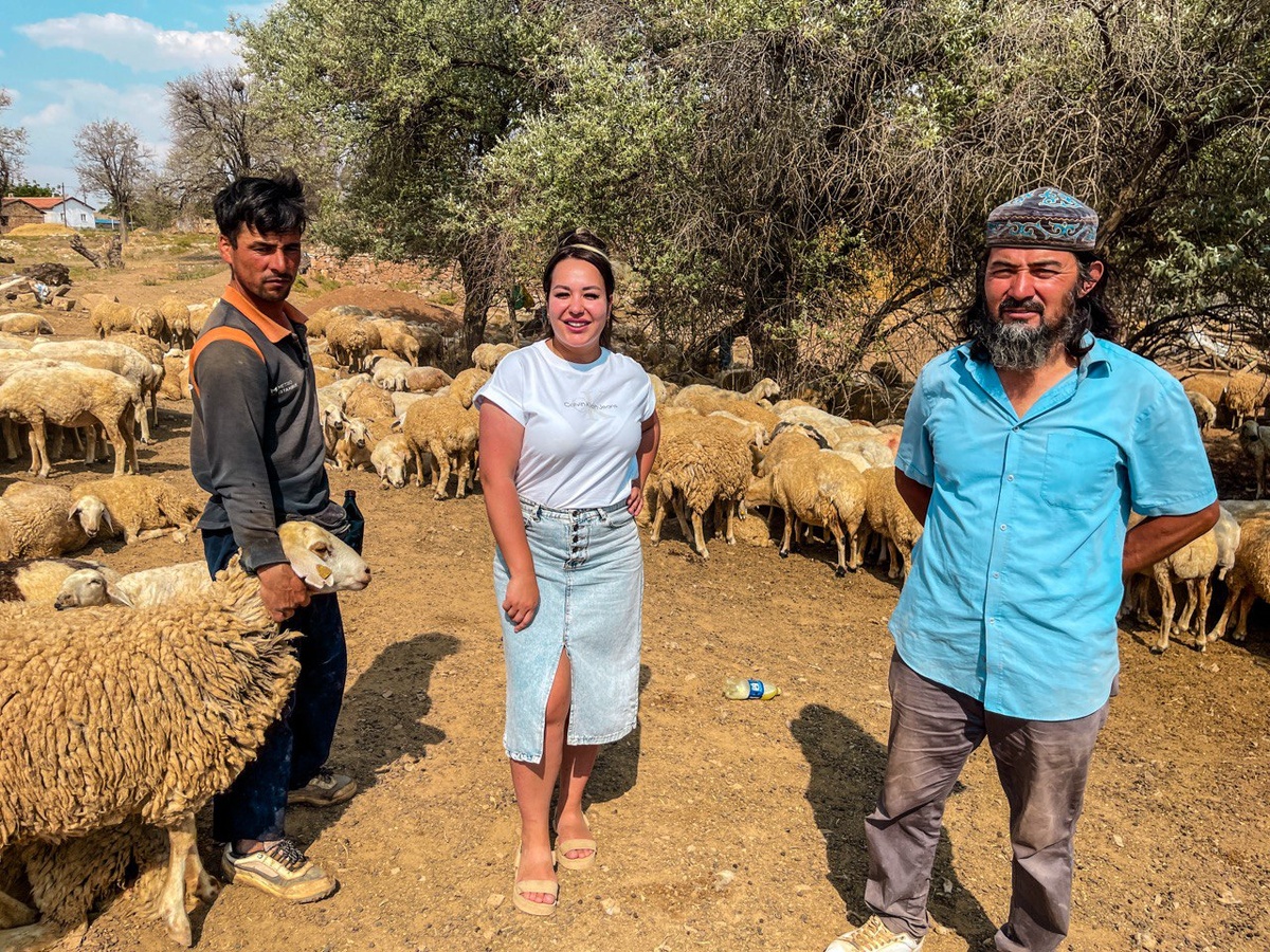 Афганский пастух пасет стадо 