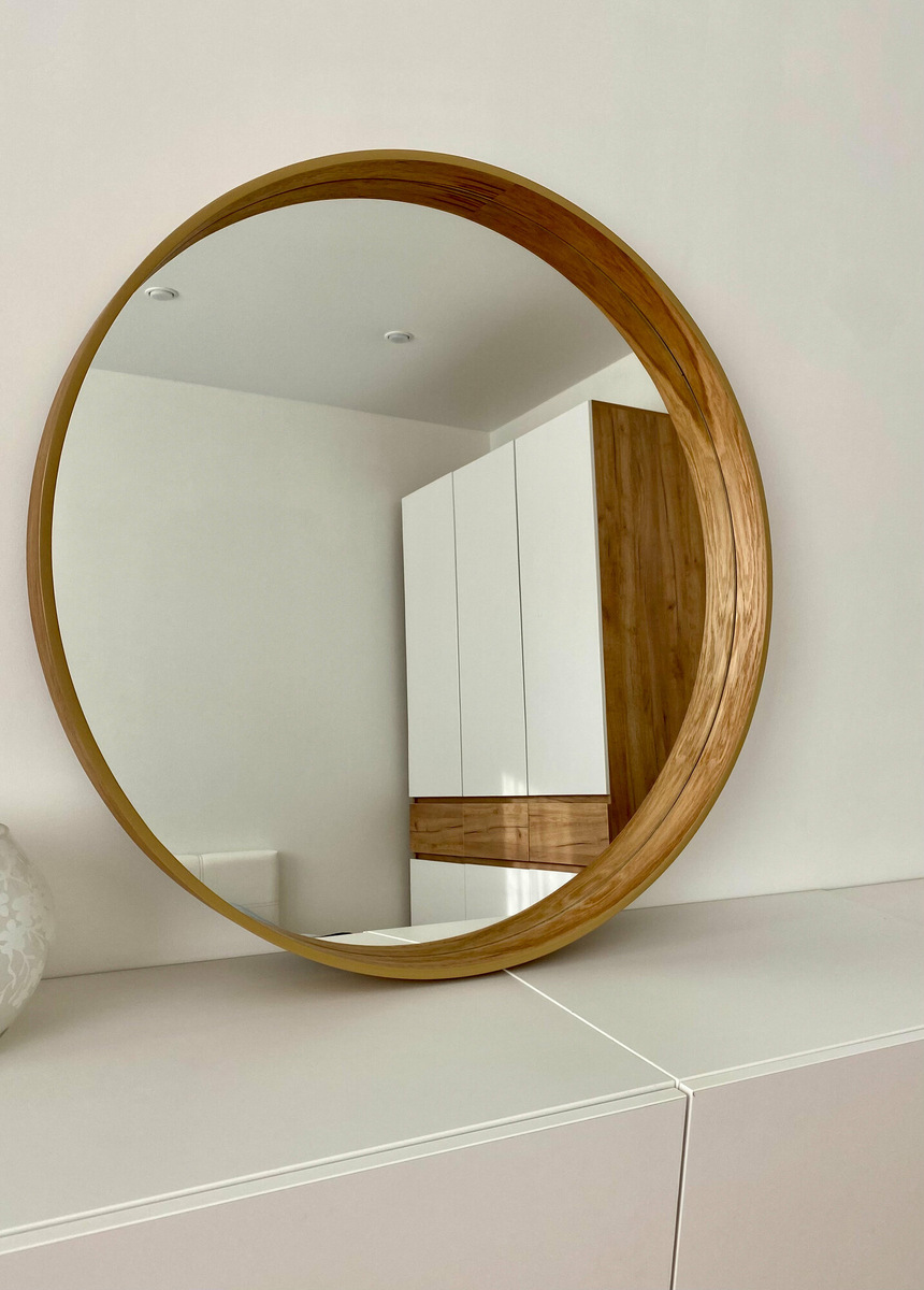 Круглое интерьерное зеркало в деревянной раме
