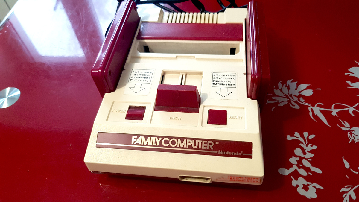 Вот так внешне выглядит оригинальная 8 битная игровая приставка Famicom от Nintendo.
