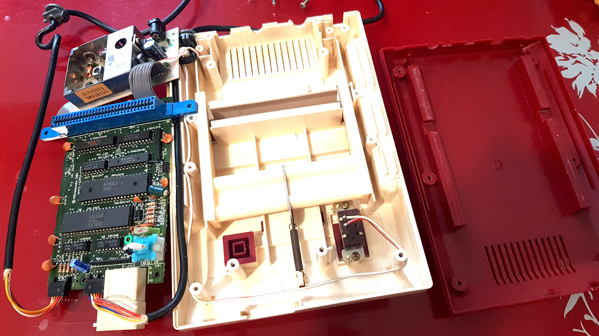 Вот что находится внутри оригинальной 8 битной приставки Nintendo Famicom 1 ревизии