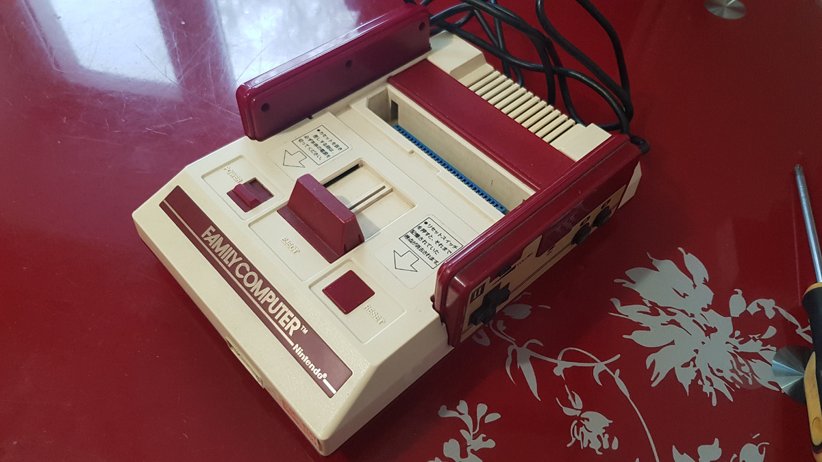 Nintendo famicom внешний вид корпуса японской 8 битной консоли.
