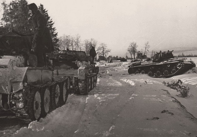 Подбитые немецкие танки в Тихвине. Ленинградский фронт. (Госкаталог.РФ.)