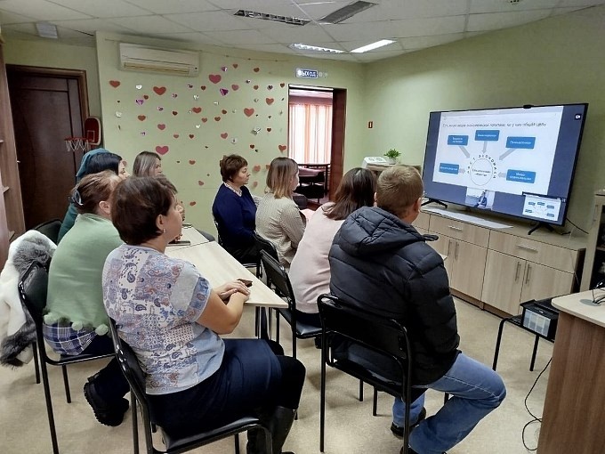 Сотрудники Комплексного центра слушают представителя Банка России