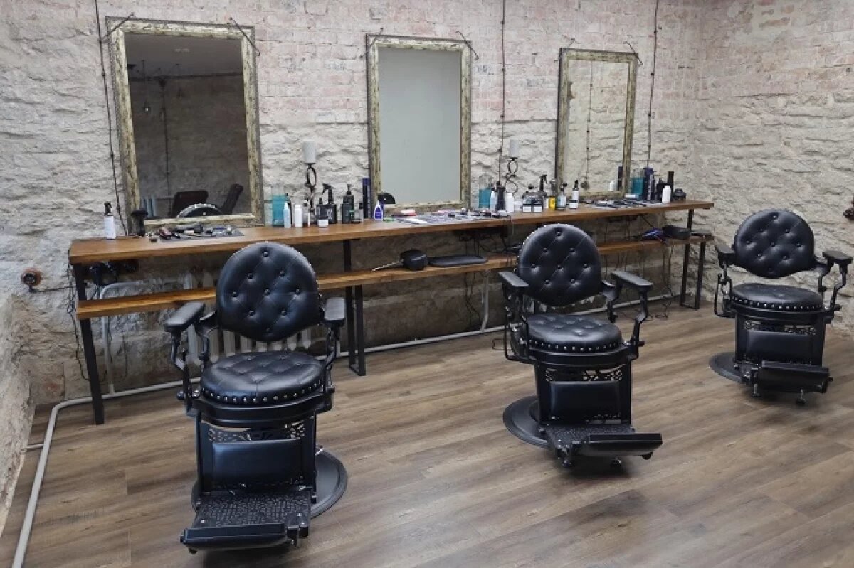    Власти Барнаула пытаются отнять вывеску у популярного барбершопа