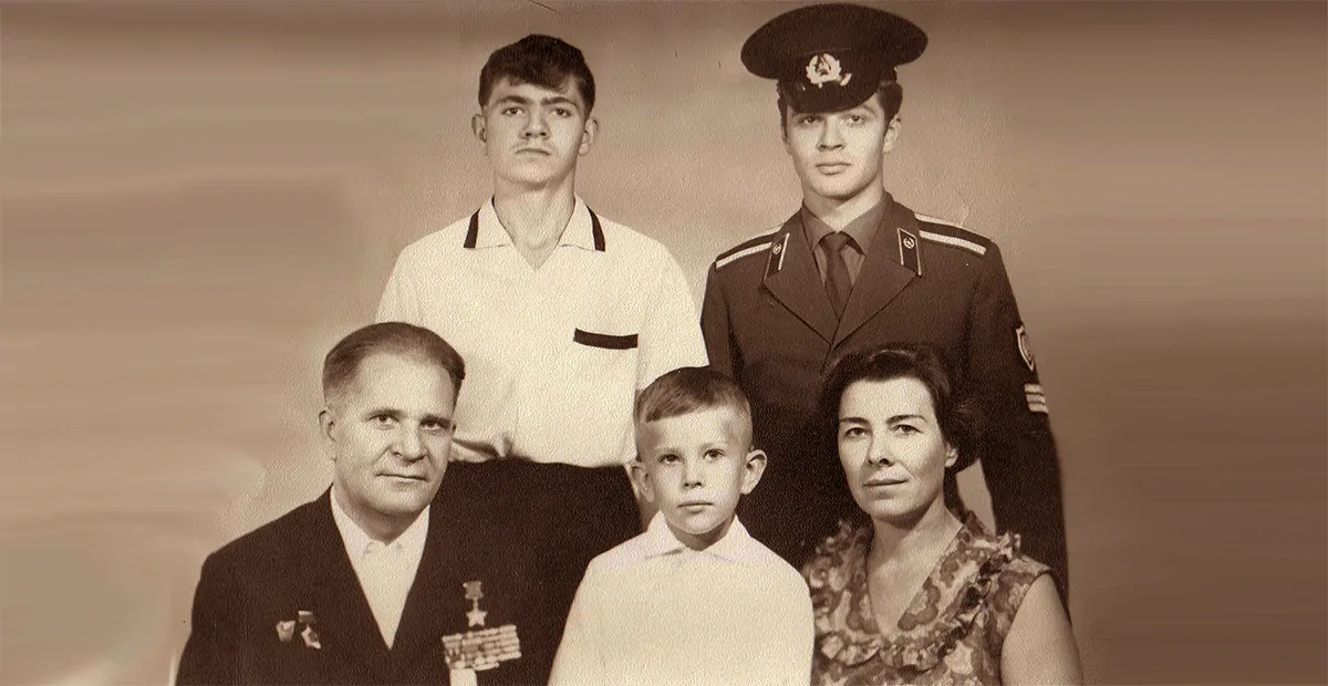 ◙ Семья Ерошкиных: Валентин Кириллович, Мария Федоровна, сын Женя (первый ряд); Сыновья Александр и Николай 
