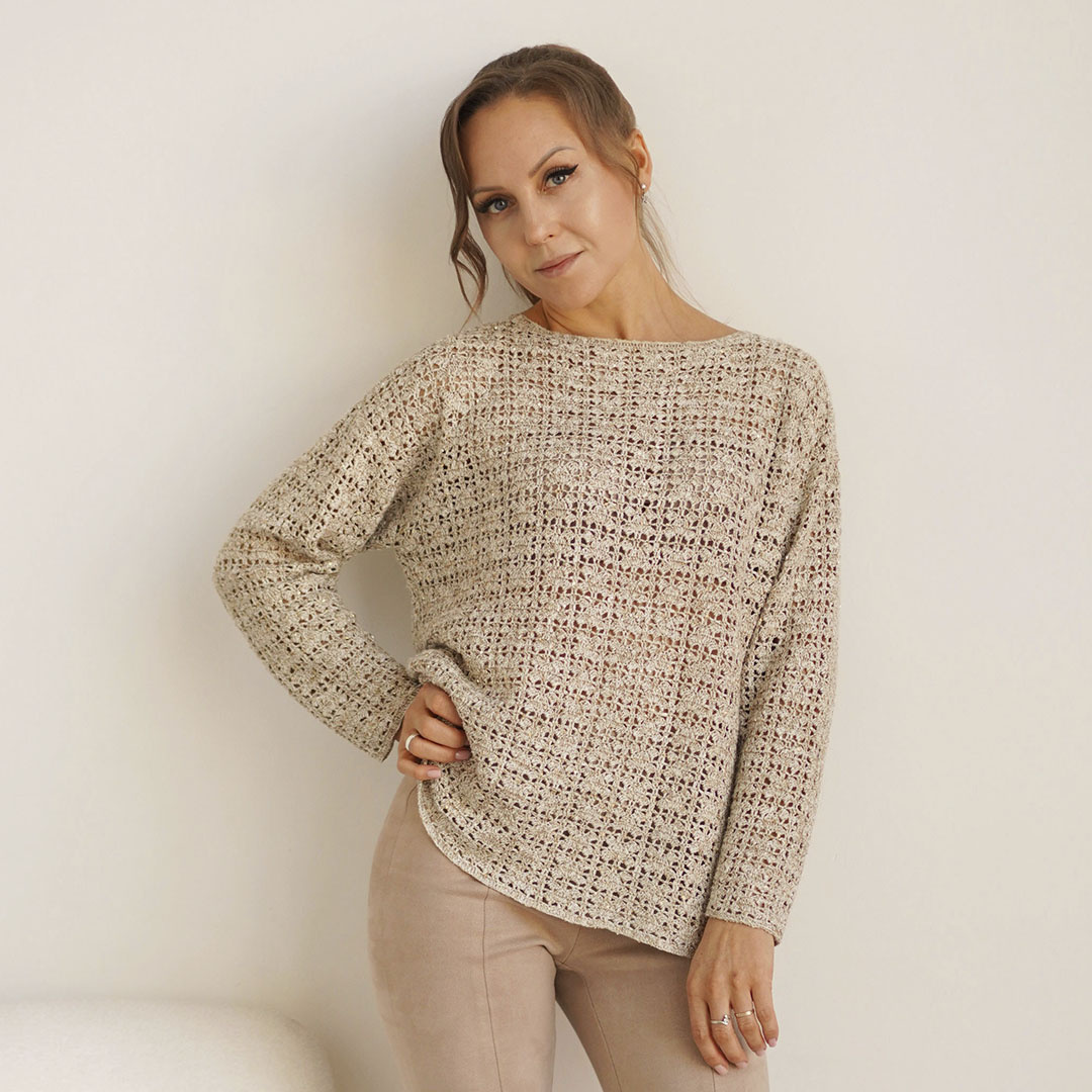 Джемпер из крапивы с шелком с пайетками представлен на модели Евгении