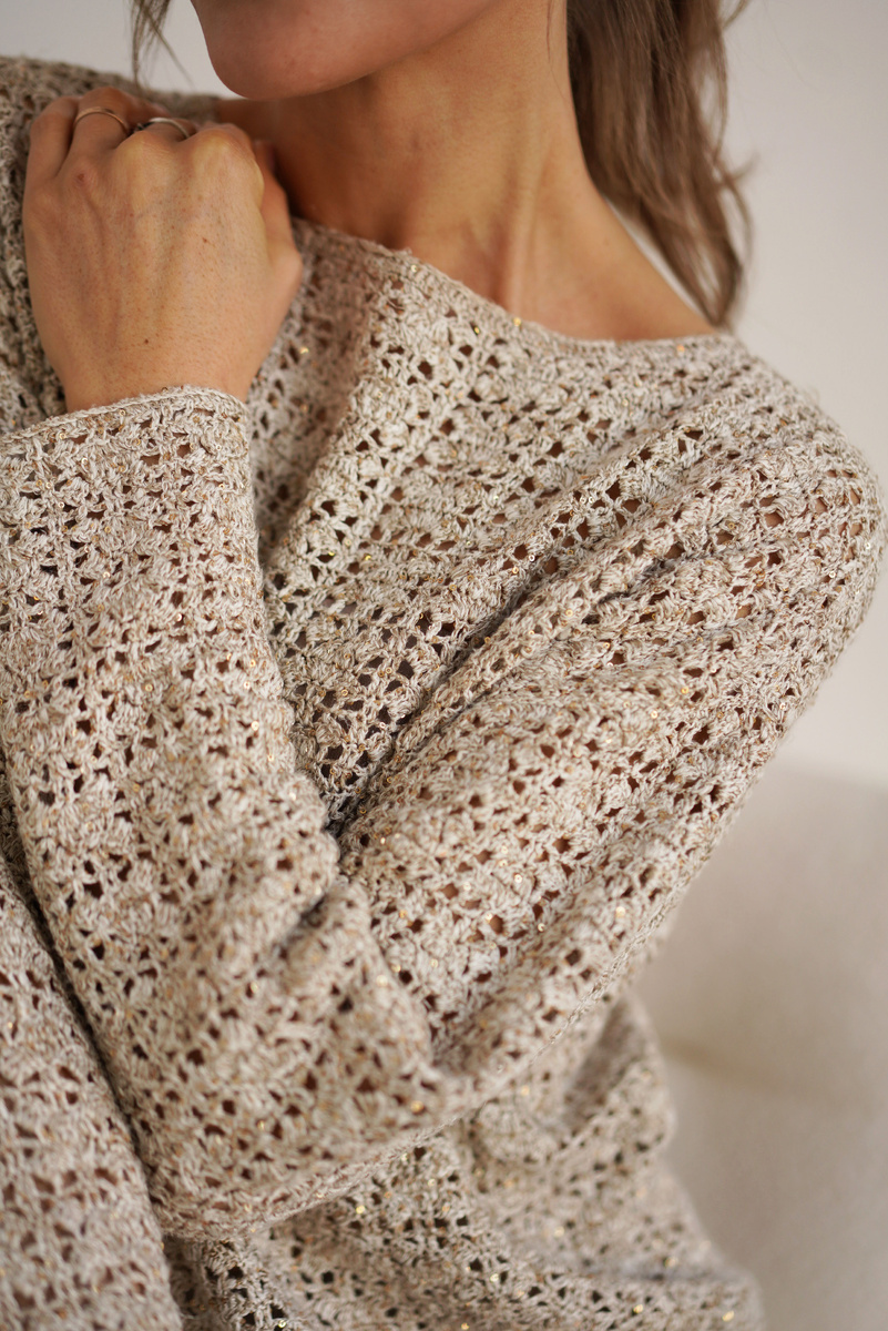 Пайетки очень красиво блестят и переливаются. Получился довольно нарядный вариант джемпера