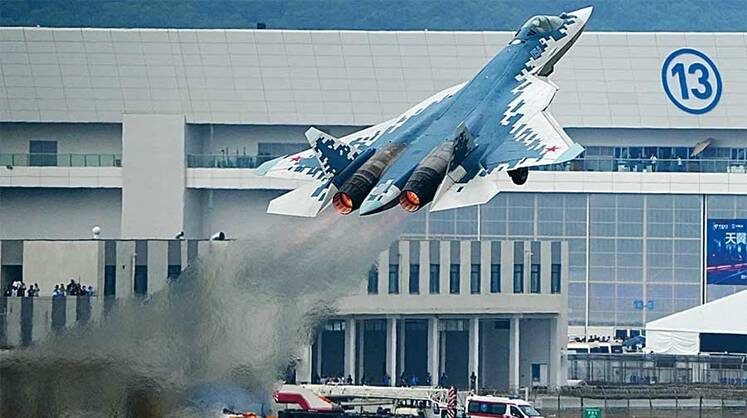    VCG/VISUAL CHINA GROUP/ТАСС Первый зарубежный показ истребителя пятого поко ления Су-57 на авиасалоне в Чжухае имеет большое значение для укрепления авиационного сотрудниче ства России и Китая