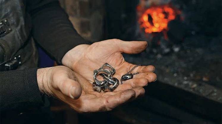    Олег Сердечников В ремесленничестве материал сам выбирает своего мастера