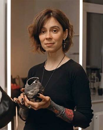    Олег Сердечников: Гончар Ольга Мун. Делает текстурную посуду, вырезанную из цельного куска глины в японской технике куринуки и обожженную в глазури методом раку