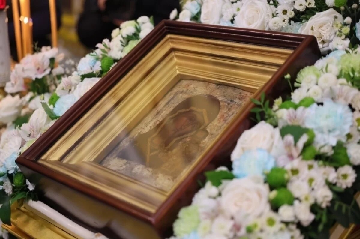    Священник Роман Нещерет рассказал, зачем в церкви целовать иконы