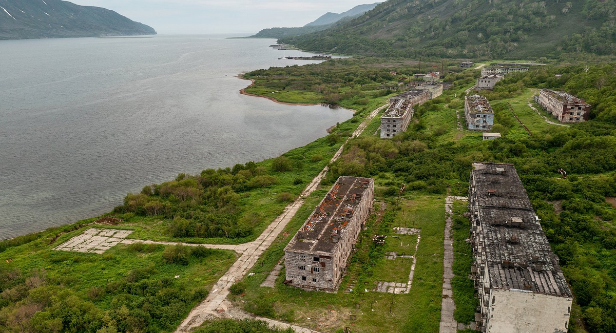 Заброшенный поселок на берегу бухты Бечевинская. Фото с сайта https://lenta.ru/articles/2022/09/17/prizraki/?text=. Взято с Яндекс.Картинки