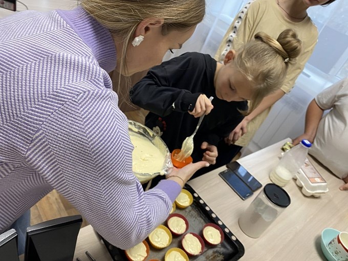 Девочка отсаживает тесто в корзиночки