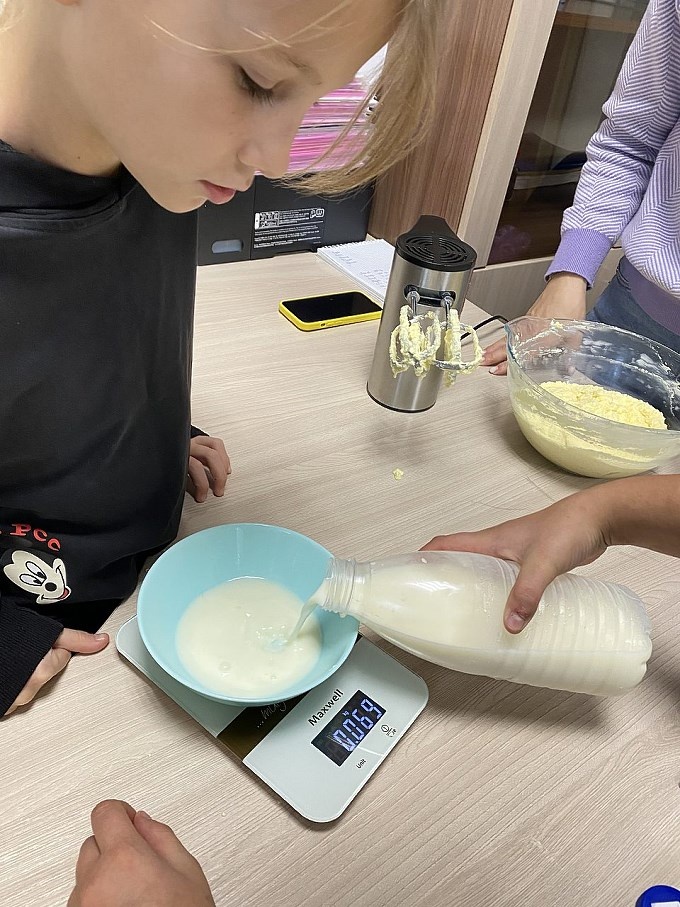 Дети взвешивают продукты для теста