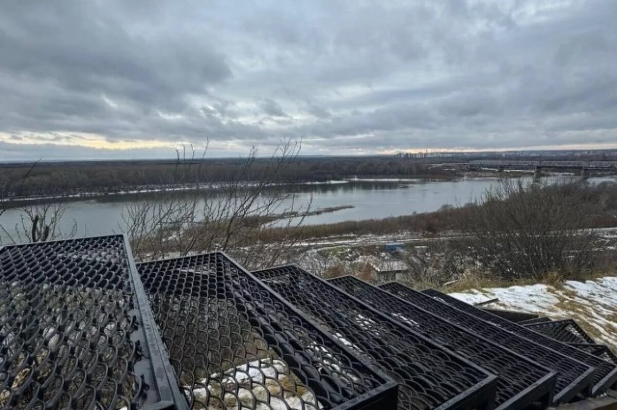    В Уфе на спуске с Водонапорной башни начали устанавливать лестницу