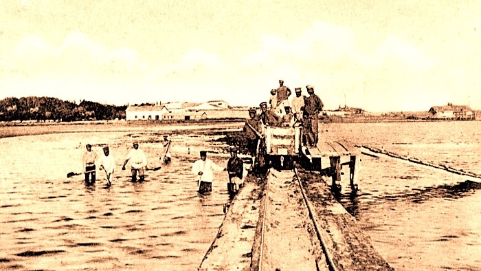 Добыча грязи в Саках (фото из открытых источников)