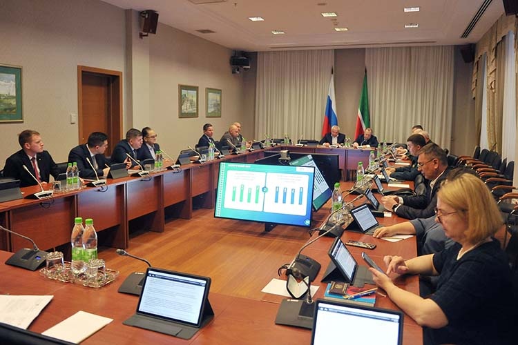    В начале прошлой недели депутатам наконец презентовали окончательный проект бюджета, после чего парламентарии нового созыва начали понемногу вникать в профильные темы комитетов, в которые они теперь входят.   
Фото: gossov.tatarstan.ru