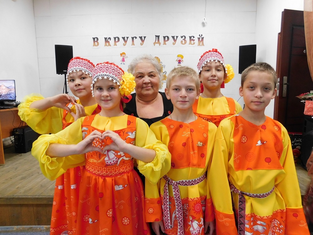    "Чемичи" с руководителем Галиной Демидовой. Фото Анны Зубаревой