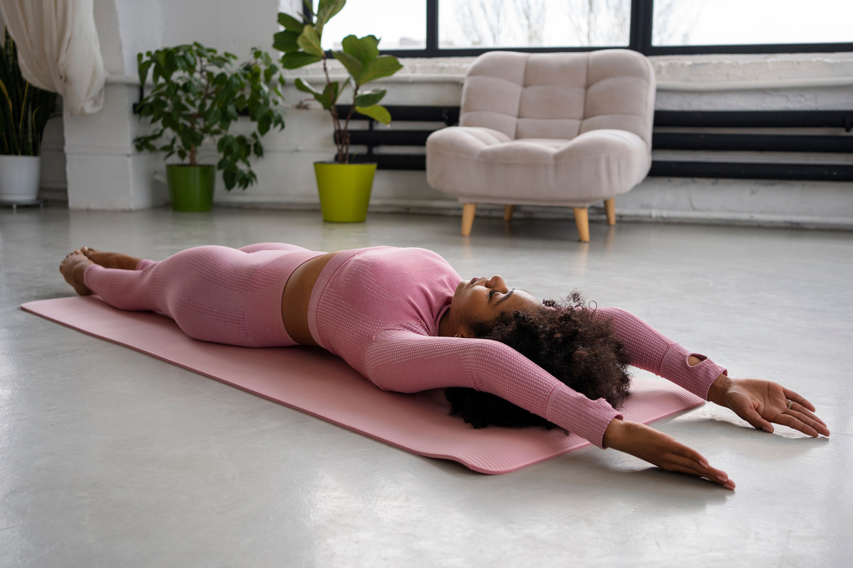 Источник изображения: <a href="https://ru.freepik.com/free-photo/full-shot-woman-doing-sport-home_44573490.htm#fromView=search&page=16&position=46&uuid=5ffddd39-99b1-42a8-8c92-da9c7d437c5e">Изображение от freepik</a>