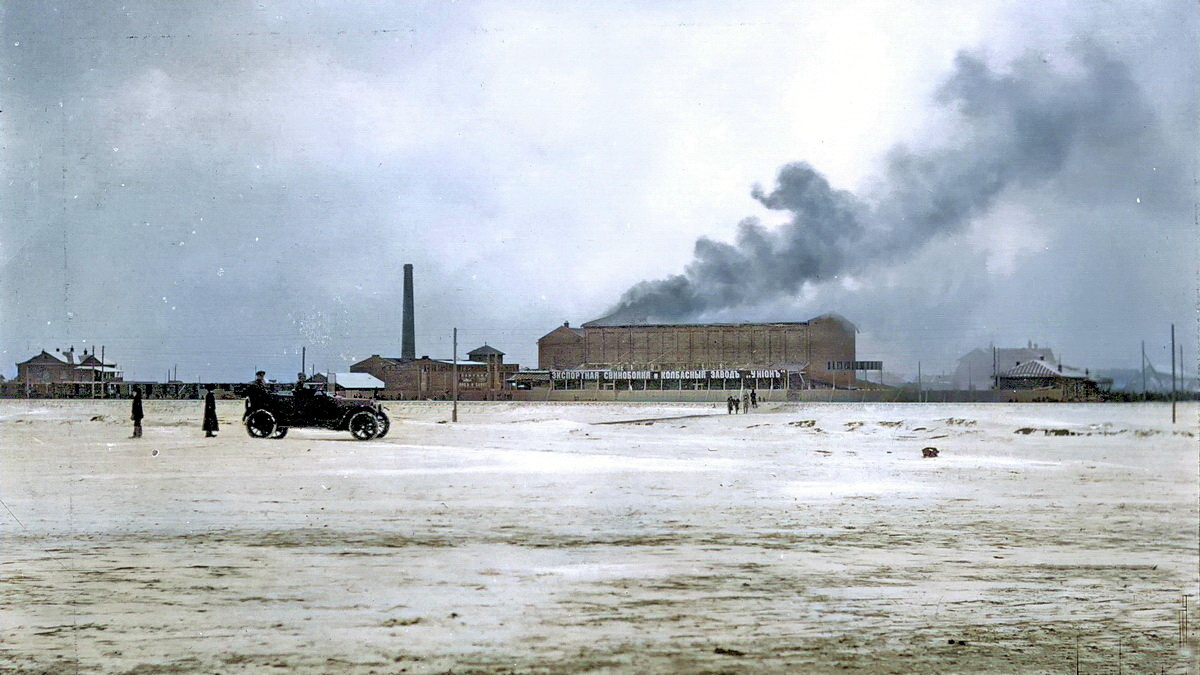 На фотографии 1918 года, сделанных чешским легионером Рудольфом Ханушем, - пожар на холодильном складе "Унион"
