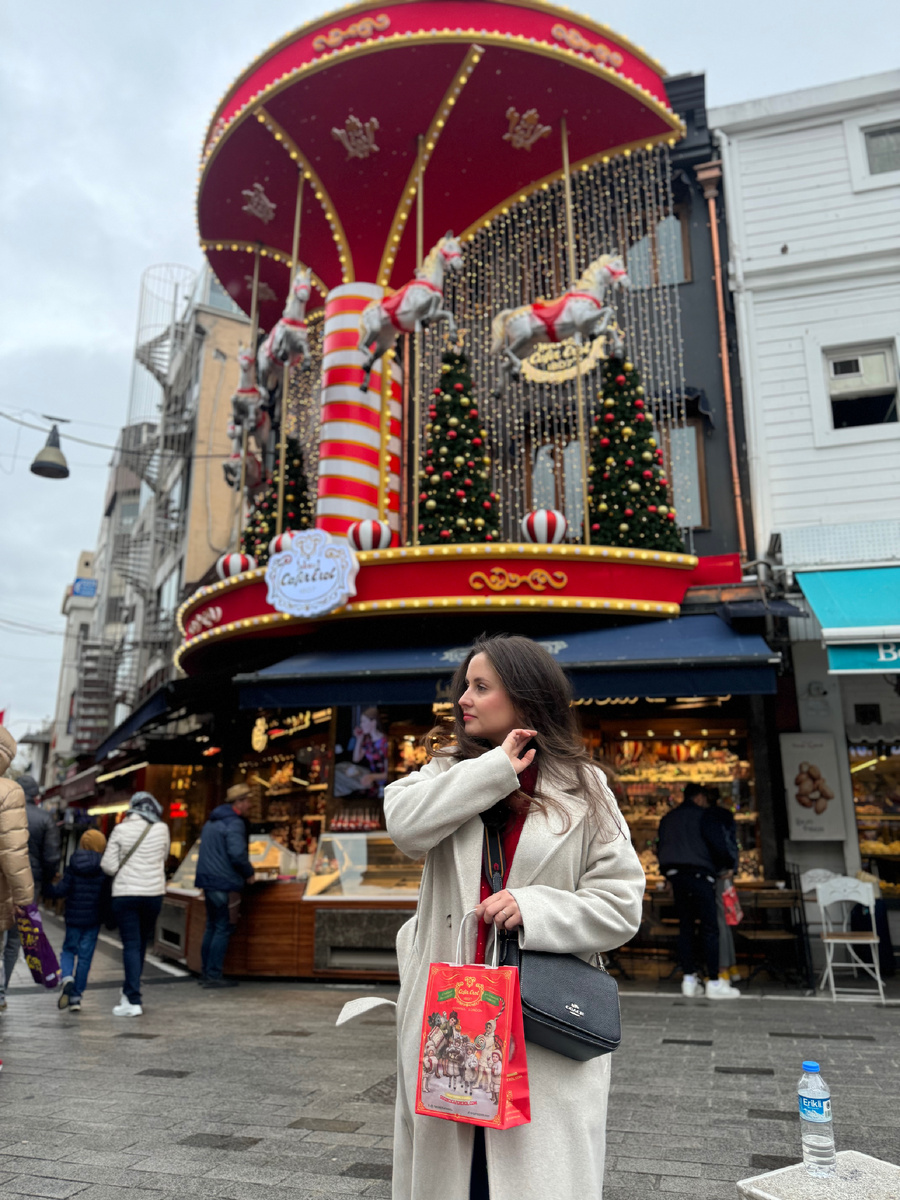 Самая притягательная стамбульская новогодняя декорация. Каждый год они придумывают что-то новенькое и креативно украшают фасад. В эти году украсили просто, но со вкусом. Мне понравилось! 