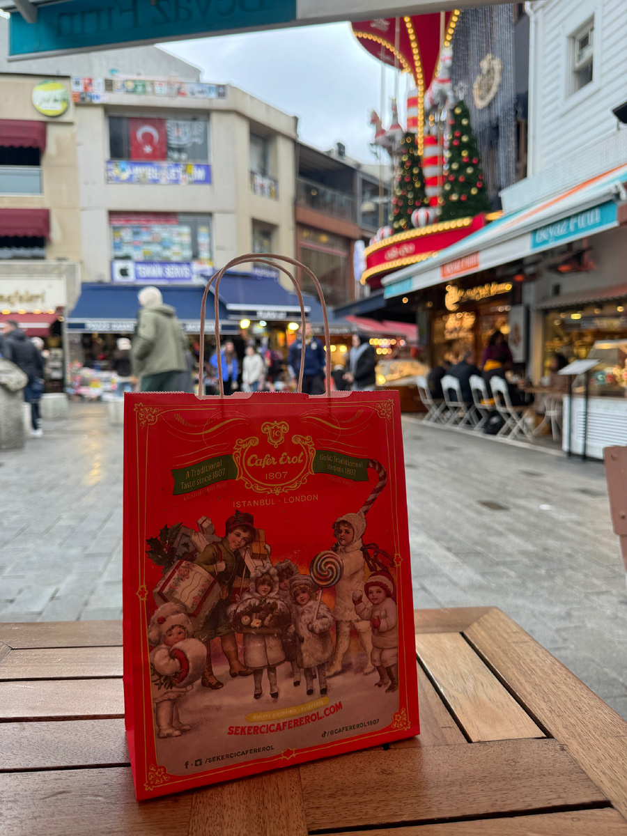 Купили там детям подарки и выпили чаю в соседней пекарне Beyaz Fırın с таким видом