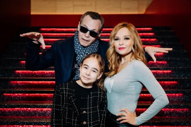 С женой и дочкой 