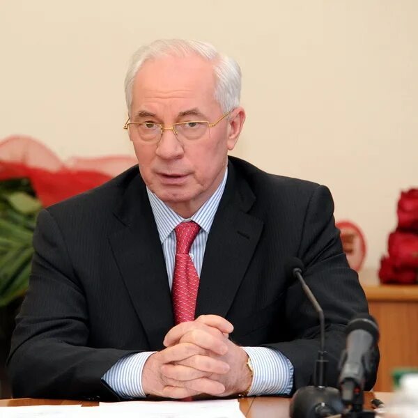 Николай Янович Азаров – самый энергичный архитектор катастроф Украины, во всяком случае бiмбу он заложил – мама не горюй. Боролся с кровосiсями, однако в этом он явно опiздав, ибо всё сделали папєрєднікі, хотя он этого и не поняв. Изобрёл новый диалект украинского языка, именуемый азiрiвкою. Вовремя свинтил с Украины, хотя убеждал всех, что в Украине – его жизнь. Ничего, сейчас живёт в России и жужжит даже.