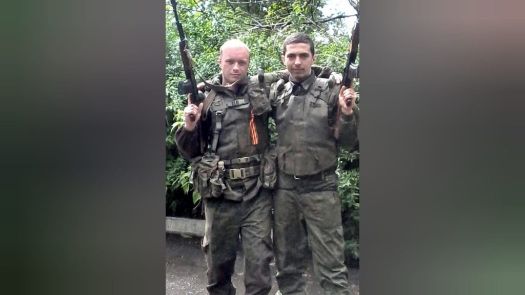    Ополченцы Михаил Калиоглов, позывной Рэм (слева), и сослуживец с позывным Кит. Фото из семейного архива. Татьяна Погорелова