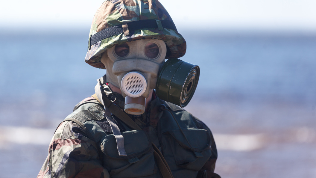    В ходе "Дня на передовой" школьники учились собирать и пользоваться оружием и противогазом. Photoagency Interpress / Globallookpress