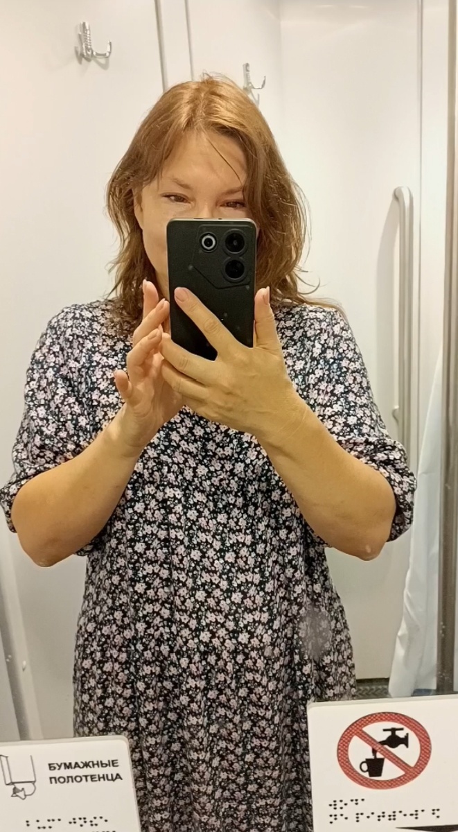 Есть большое зеркало. Специально для незрячих путешественников имеются подсказывающие таблички с информацией. 