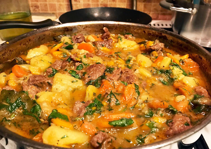Тушёная картошка с овощами и мясом