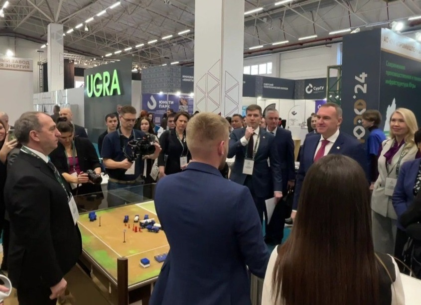    Руслан Кухарук знакомит зарубежных делегатов с передовыми технологиями округа