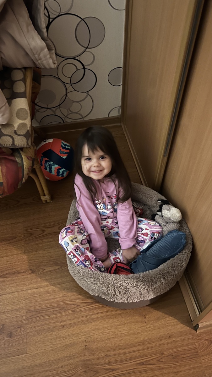 Я не брила дочь, это младенческие волосы, хотя уже стригли пару раз концы. У нее хорошая генетика. 