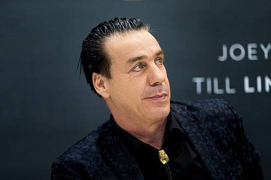    Фронтмена Rammstein Тилля Линдеманна обязали выплатить 70 миллионов рублей за несостоявшийся концерт в Твери
