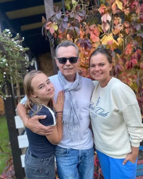    Владимир Левкин с дочками. Фото: ТВЦ