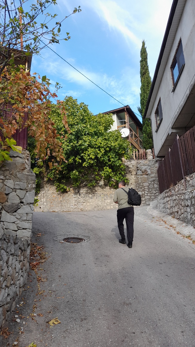 Мисхор красивый, колоритный крымский поселок. Здесь два направления - вверх и вниз) 