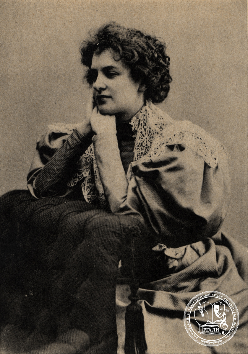 Фотография З.Н. Гиппиус на открытке. [1890-1899гг.] РГАЛИ. Ф. 154. Оп. 1.