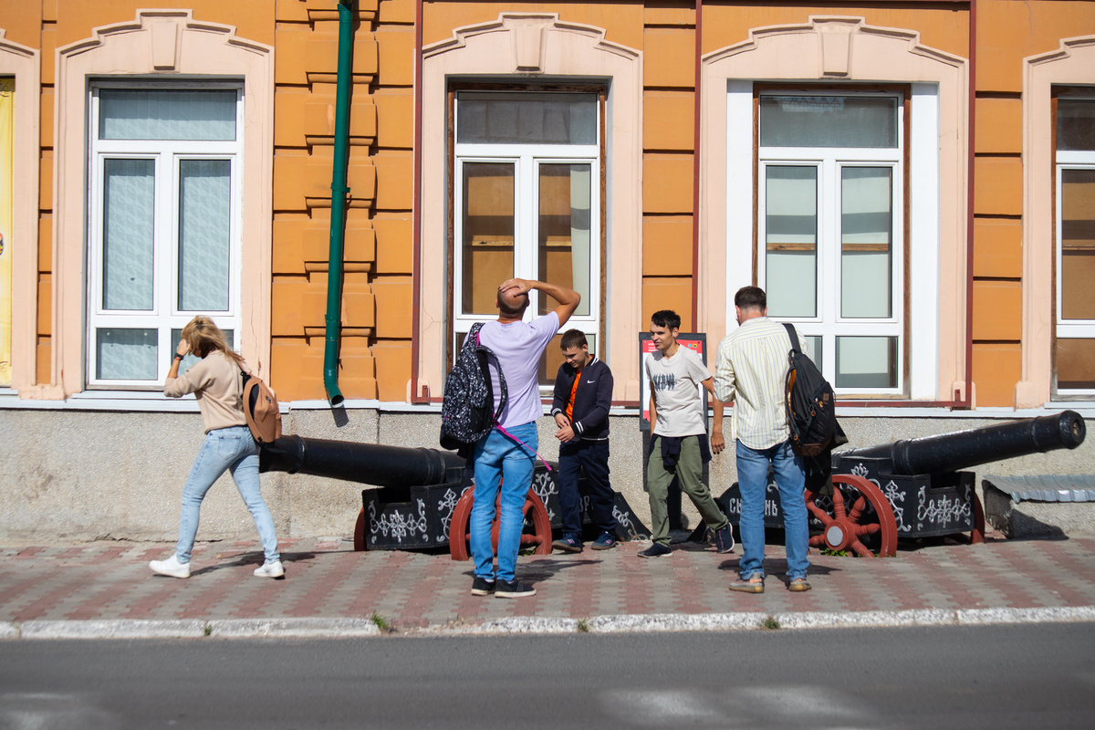 Старинные пушки у стены Сызранского музея