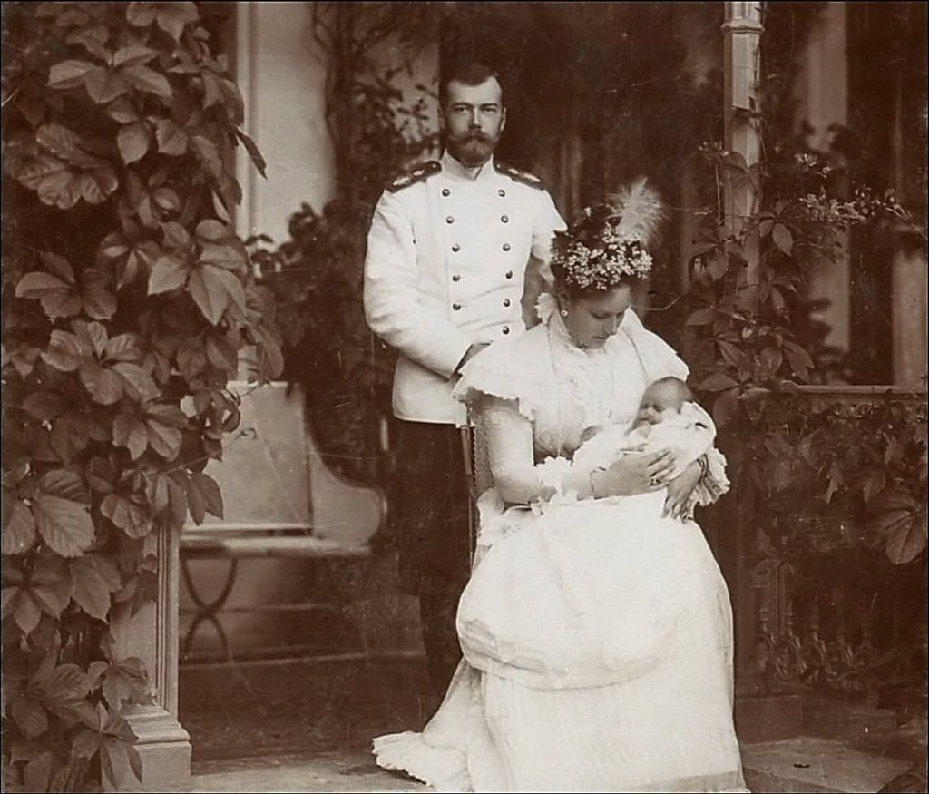 Они внимали каждому слову Мсье Филиппа. Царица все записывала в отдельную тетрадку. Которую она, по признанию Выробовой, сожгда в камине в день ареста Царской Семьи. 