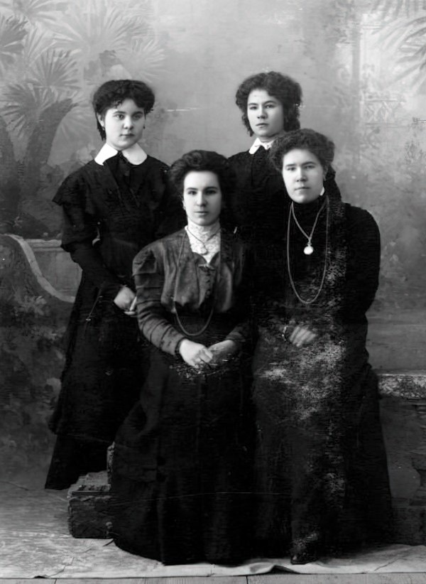 Дочери А.Т. Тимофеева: Екатерина и Наталия (сидят), Наталия (Толя) и Мария (стоят). г. Гжатск, начало ХХ века.