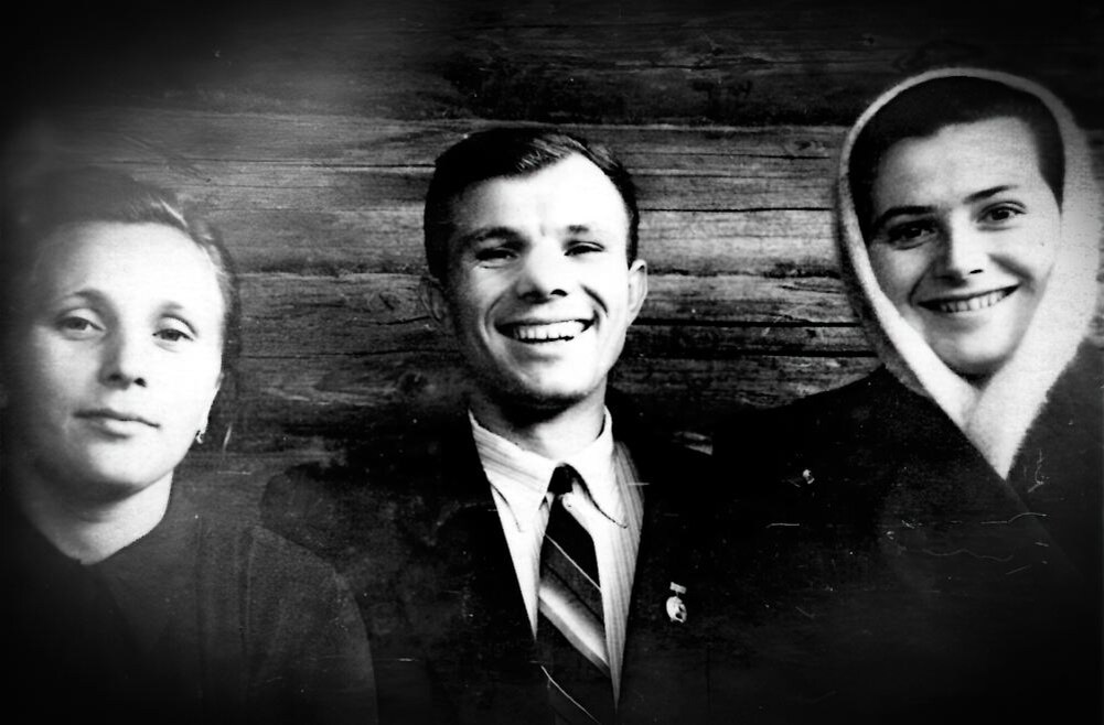 Свадьба в Гжатске. Юрий Гагарин с женой Валентиной и сестрой Зоей. 1957 г. Фото Бориса Гагарина