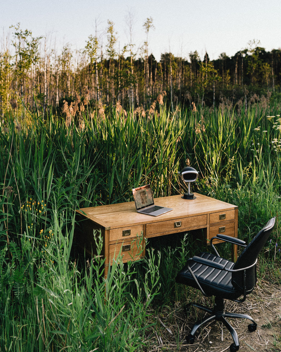 Вся мебель на фото тут 👉🏻 LoftDesigne.ru
Рабочий стол #10789_ld
