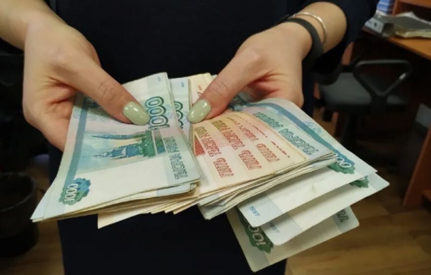    Россиянам пообещали среднюю зарплату в 100 тысяч рублей в 2025 году