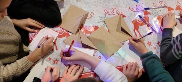    Письма Деду Морозу пишут во всех регионах России. Фото: Вотчина Деда Мороза. Мегион. vk.com