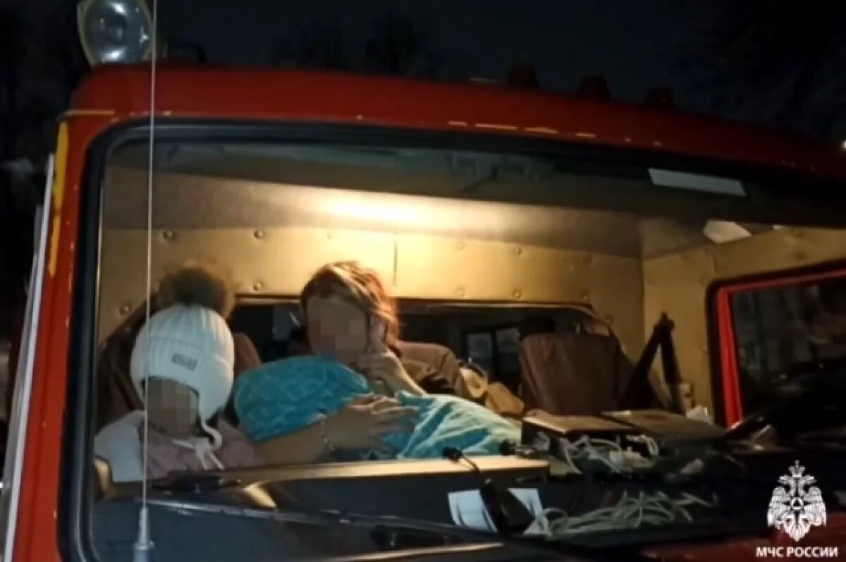    Ночной пожар на Автозаводской: люди выбегали на улицу без верхней одежды