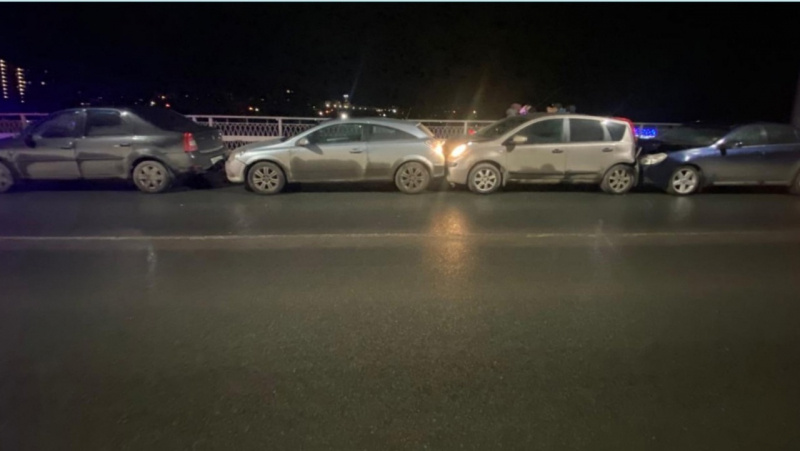    Четыре автомобиля столкнулись на мосту в Петрозаводске