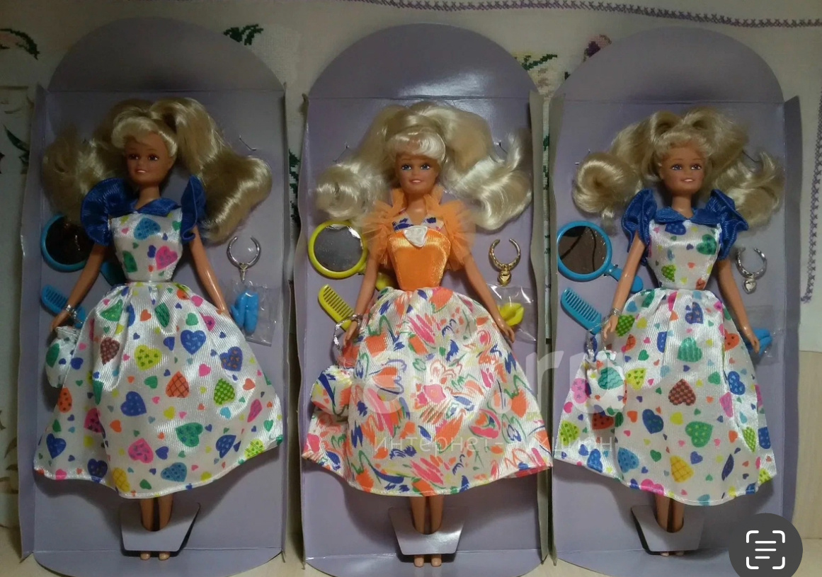 У меня была Sandra в оранжевом платье.