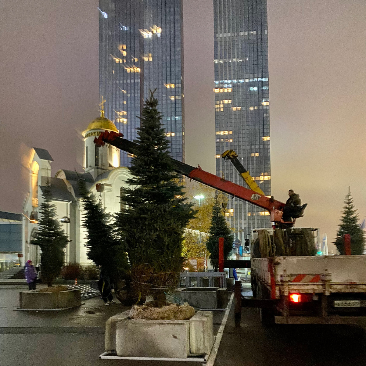 Площадка у национального центра "Россия", Краснопресненская наб, 14. Фото автора